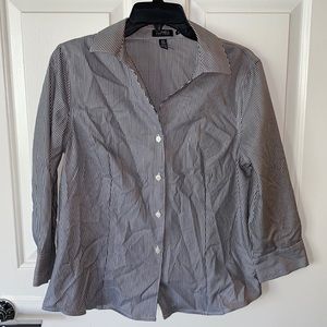 3/4 length buttoned blouse